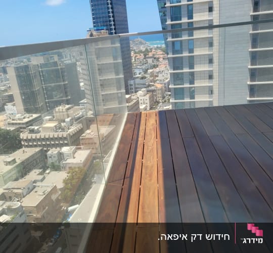 רצפת עץ על מרפסת עם מעקה זכוכית
